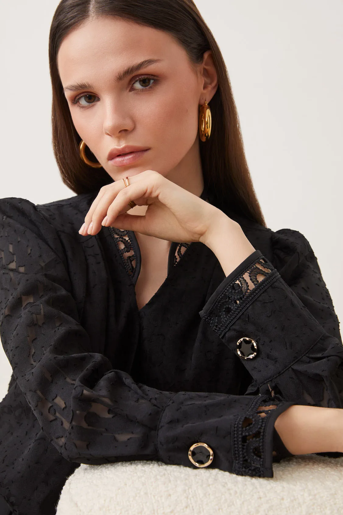 Blouse courte en tissu dévoré noir