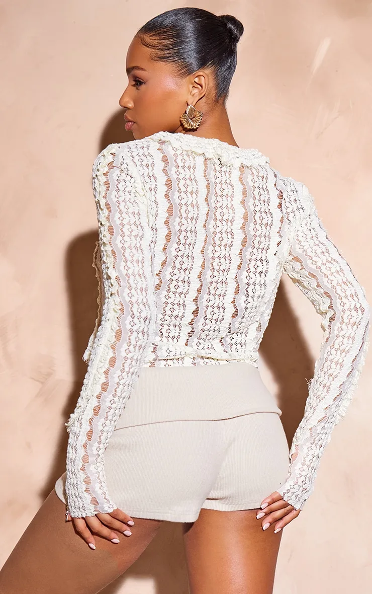 Blouse en dentelle crème à volants et détail noué