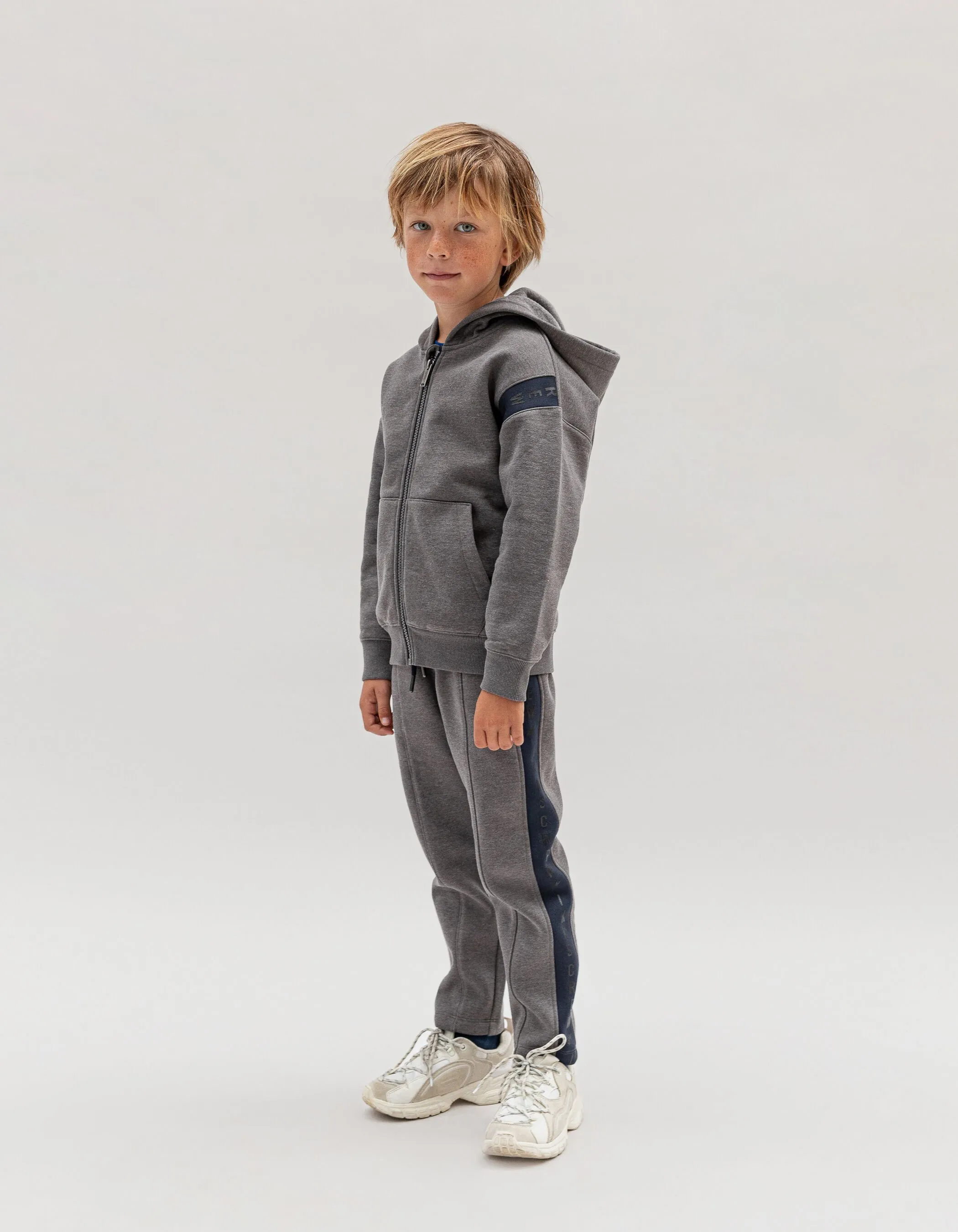 Cardigan gris bande typo côté garçon