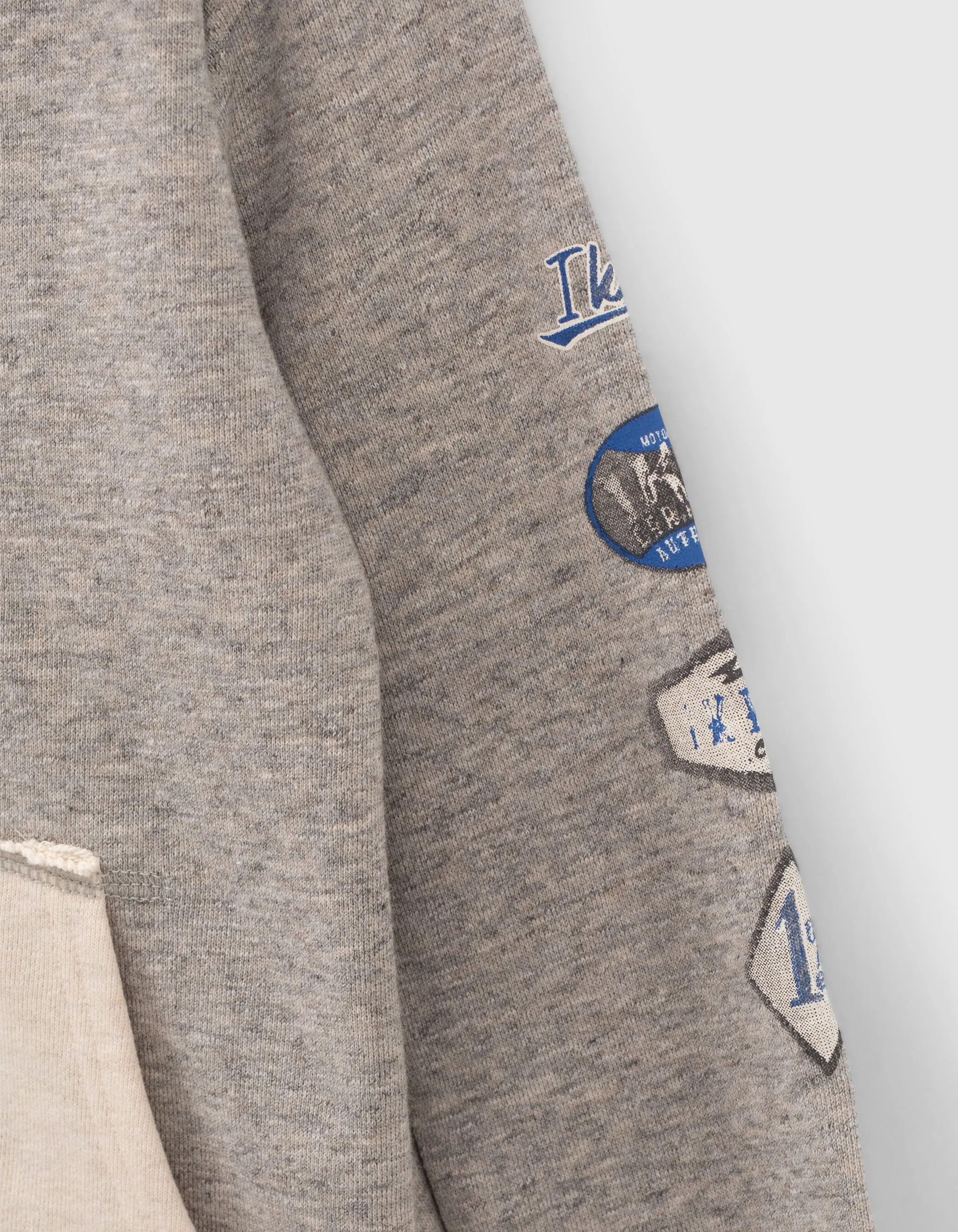 Cardigan gris et beige avec capuche à visière garçon