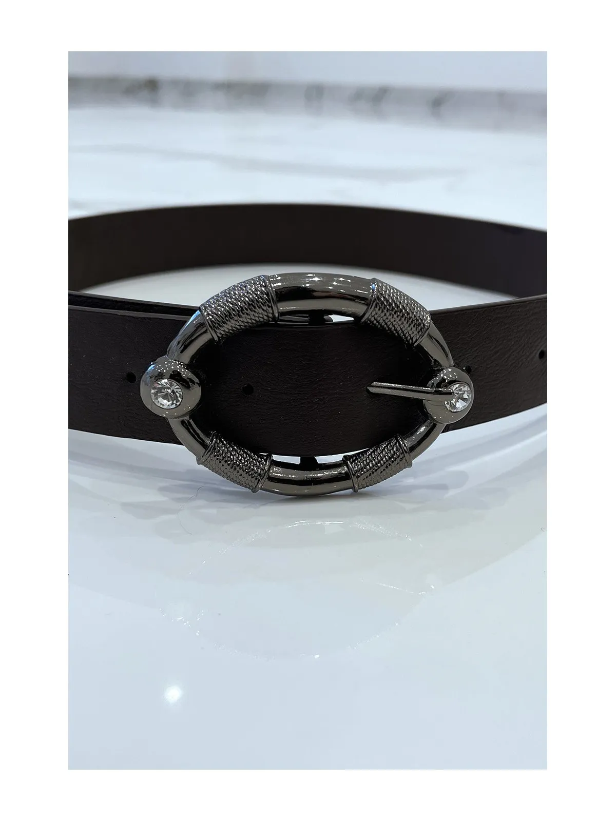 Ceinture marron à boucle ovale avec strass