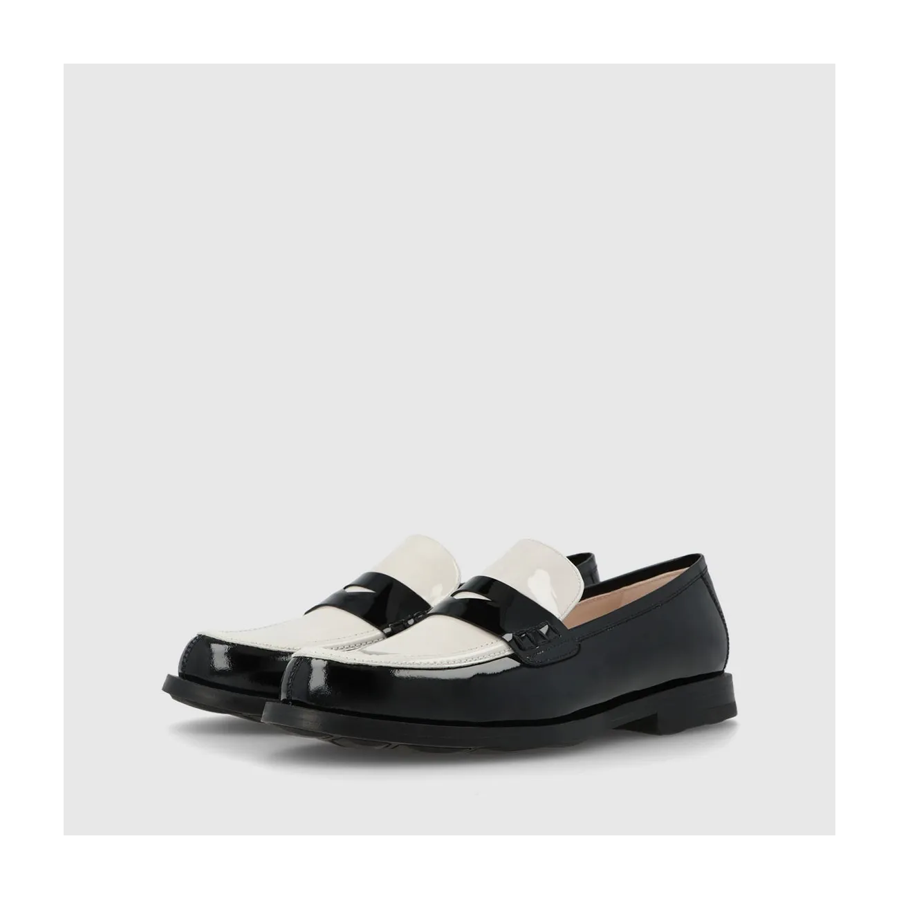 Mocassins femme en cuir verni noir et blanc | LODI Chaussures femme en ligne.