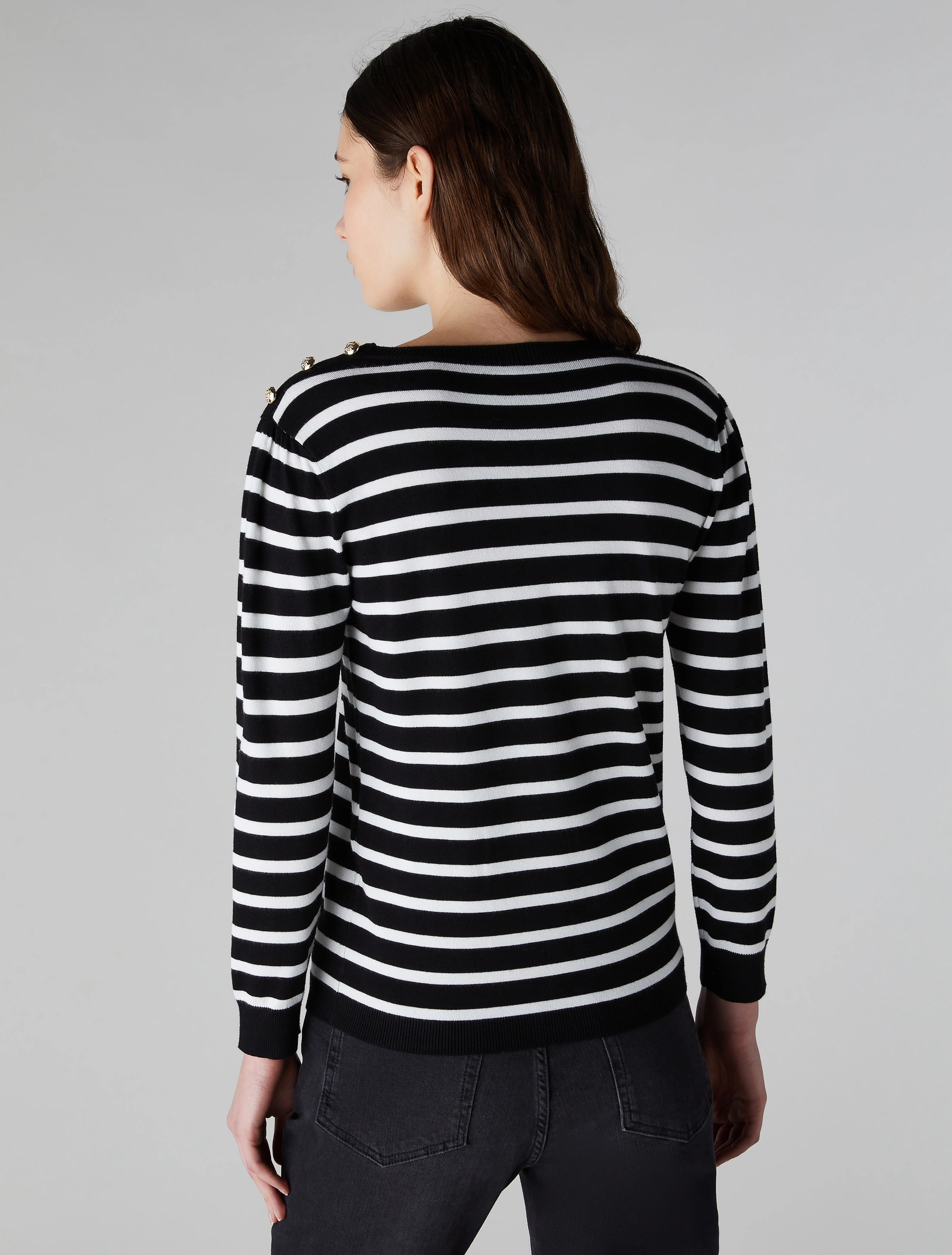 Pull avec boutons dorés